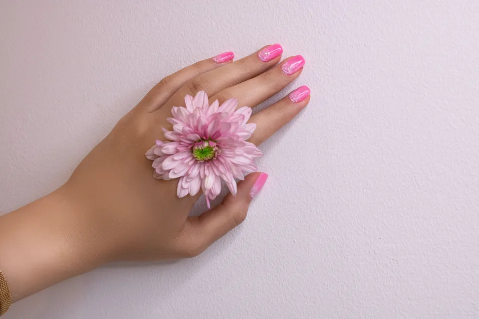 Khách ngồi chờ được tư vấn kiểu tóc